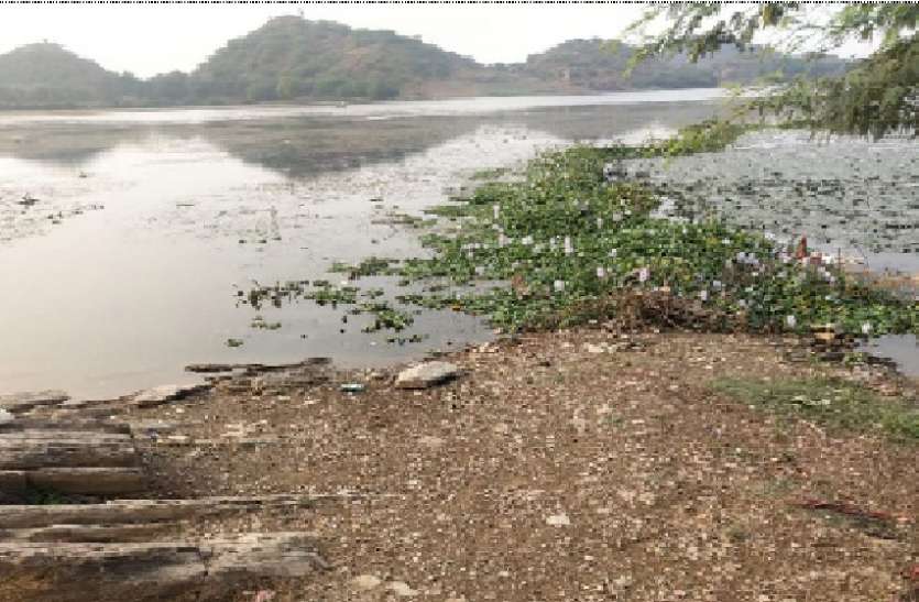 स्नान घाटों के पत्थर चुरा ले गए लोग स्नान घाटों के पत्थर चुरा ले गए लोग