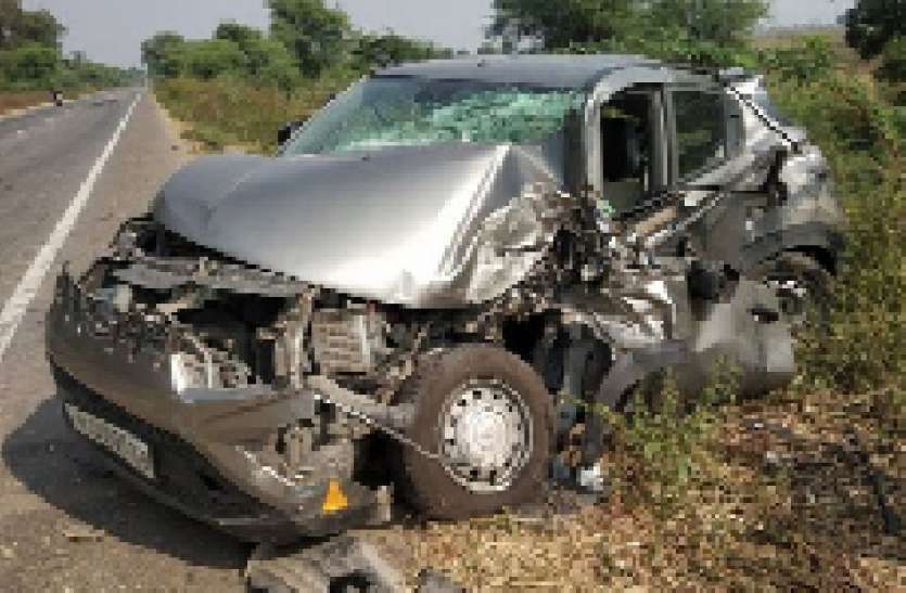 हाइवे पर आपस में भिड़ी तीन कारें, चार घायल हाइवे पर आपस में भिड़ी तीन कारें, चार घायल