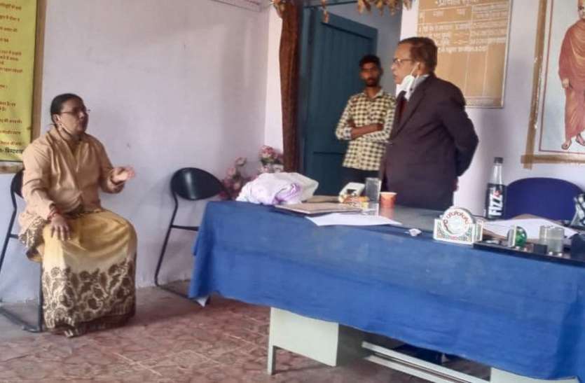 प्राचार्य समेत शिक्षक-कर्मचारी बिना सूचना मिले गायब, जानें वजह प्राचार्य समेत शिक्षक-कर्मचारी बिना सूचना मिले गायब, जानें वजह