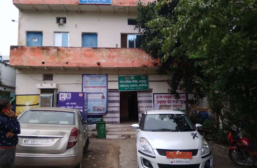 Pathways occupied by encroachers, no place to walk पाथवे पर अतिक्रमणकारियों का कब्जा, पैदल चलने नहीं जगह