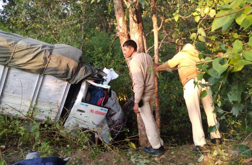 Jeep brake failed, collided with tree, vehicle and driver avoided fall जीप का ब्रेक हुआ फेल, पेड़ से टकराई, ५० फीट गहरी खाई में गिरने से बचा वाहन व चालक