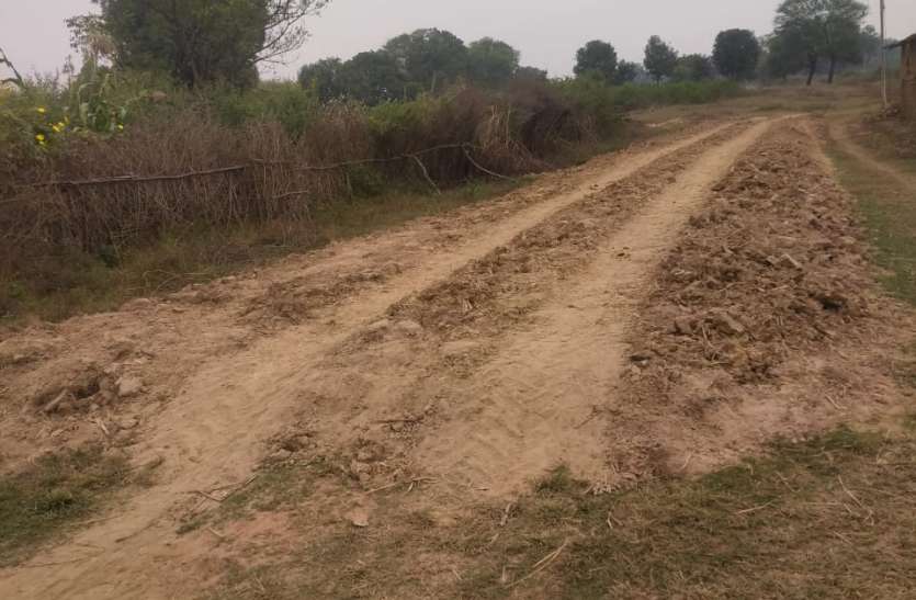 Without work demand, the Panchayat started construction of 14 lakh gra बिना वर्क मांग के ही पंचायत ने शुरू कर दी 14 लाख की ग्रेवल सडक़ का निर्माण