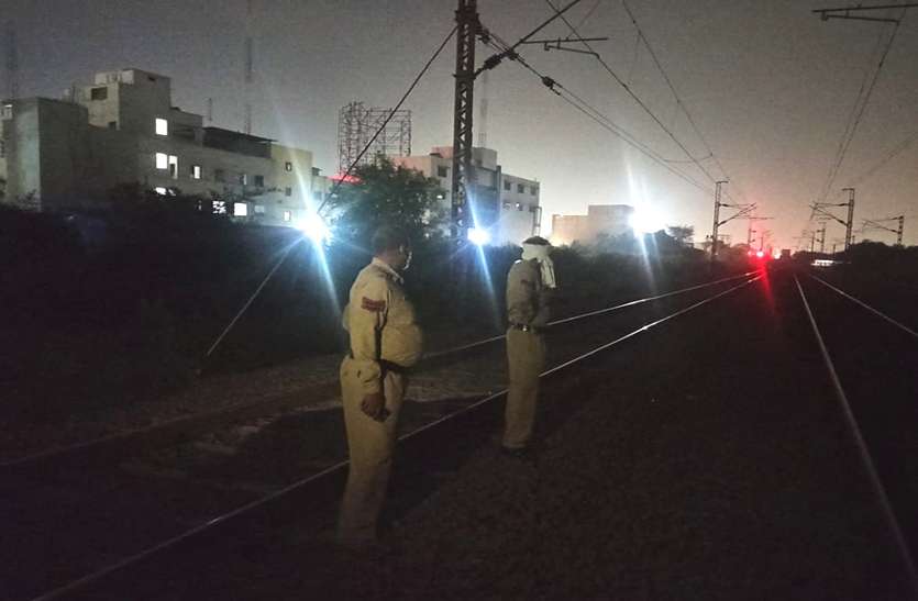 भिलाई में रेलवे ट्रेक पर मिली युवक लाश, धड़ पड़ा था पटरी पर सिर मिला गायब, नहीं हो पाई पहचान भिलाई में रेलवे ट्रेक पर मिली युवक लाश, धड़ पड़ा था पटरी पर सिर मिला गायब, नहीं हो पाई पहचान