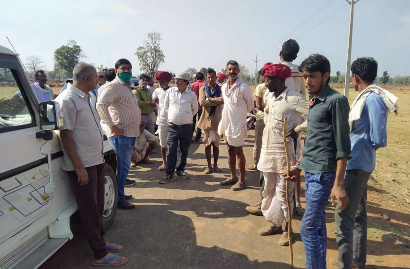 उपयंत्री व सचिव को ग्रामीणों ने खदेड़ा उपयंत्री व सचिव को ग्रामीणों ने खदेड़ा