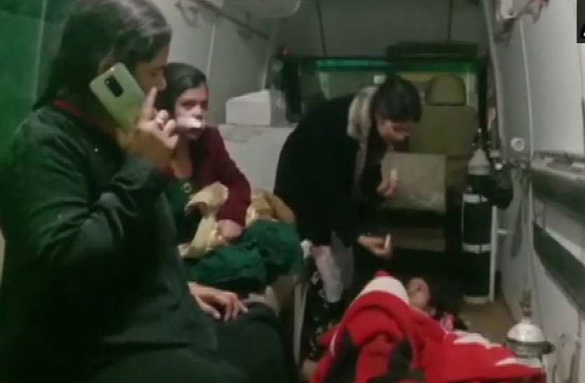 आगरा-लखनऊ एक्सप्रेस वे पर डबल डेकर बस पलटी, दो दर्जन यात्री जख्मी, आधा दर्जन की हालत नाजुक आगरा-लखनऊ एक्सप्रेस वे पर डबल डेकर बस पलटी, दो दर्जन यात्री जख्मी, आधा दर्जन की हालत नाजुक