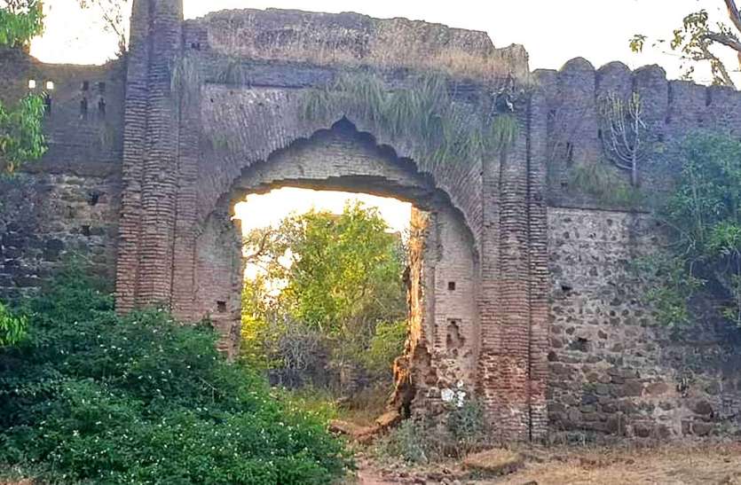 Ramgarh Fort dilapidated पहाड़ी पर बना परमार वंशजों का गढ़ हुआ जीर्ण-शीर्ण