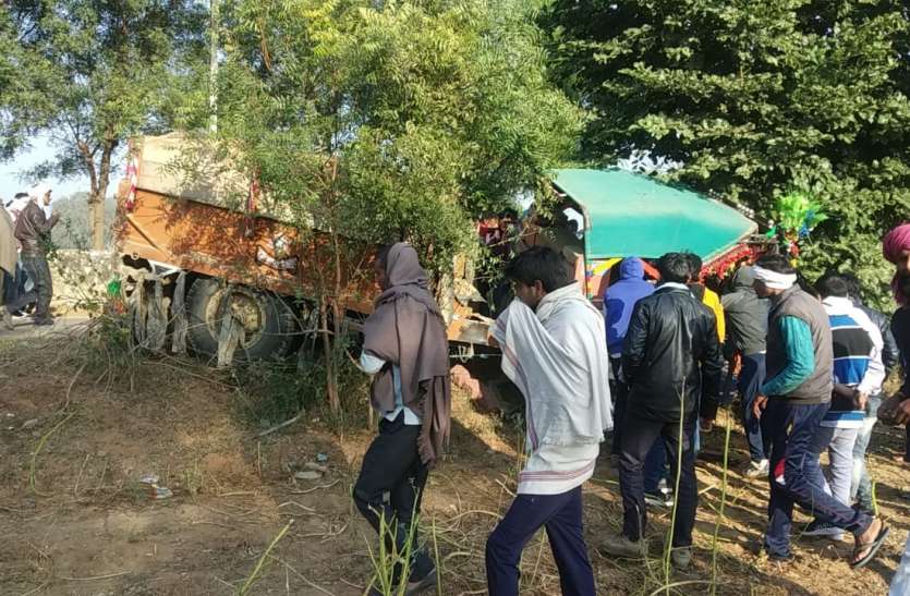 बजरी से भरी बेकाबू ट्रैक्टर-ट्रॉली ने युवक को कुचला बजरी से भरी बेकाबू ट्रैक्टर-ट्रॉली ने युवक को कुचला