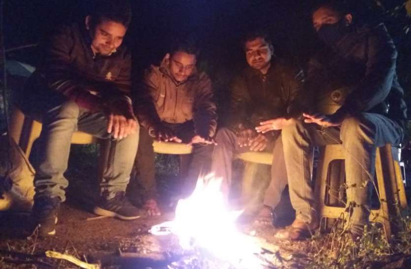 ठंड से बचने लोग अलाव का सहारा ले रहे हैं बारिश से बढ़ी ठंड,दस डिग्री पर पहुंचा पारा