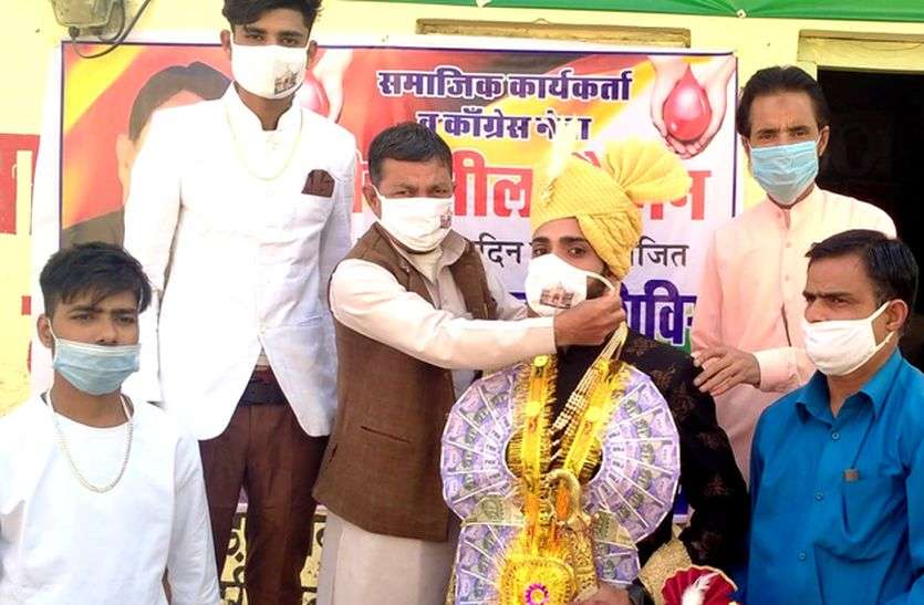दूल्हे व बारातियों को पहनाए मास्क, फिर बारात रवाना दूल्हे व बारातियों को पहनाए मास्क, फिर बारात रवाना