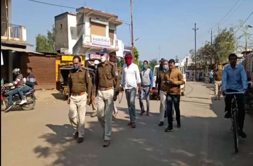 अपराधी राजन सिंह का जुलूस शराब की दुकान पर हमला बोलने वाले बदमाशों का पुलिस ने निकाला जुलूस