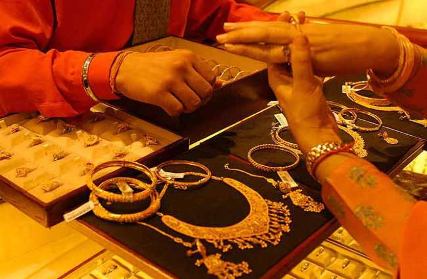 आबकारी विभाग का कर्मचारी बताकर ज्वेलर्स से 1.83 लाख के गहनों की ठगी, चेक बाउंस हुआ तो की पुलिस में शिकायत आबकारी विभाग का कर्मचारी बताकर ज्वेलर्स से 1.83 लाख के गहनों की ठगी, चेक बाउंस हुआ तो की पुलिस में शिकायत