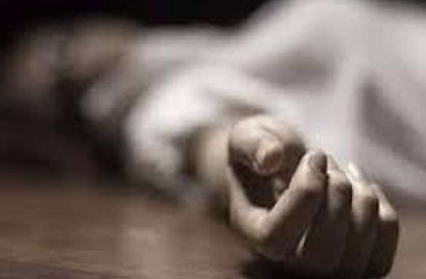 पति और बच्चे सो रहे थे बाहर, कमरे में महिला ने फांसी लगाकर कर ली आत्महत्या, पति से हुआ था झगड़ा पति और बच्चे सो रहे थे बाहर, कमरे में महिला ने फांसी लगाकर कर ली आत्महत्या, पति से हुआ था झगड़ा