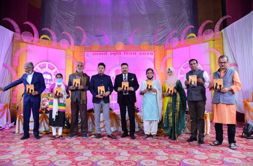 आचार्य महाबीर प्रसाद द्विवेदी राष्ट्रीय स्मारक समिति के संयोजन में एफजी कालेज सभागार में हुआ आचार्य स्मृति दिवस समारोह आचार्य महाबीर प्रसाद द्विवेदी राष्ट्रीय स्मारक समिति के संयोजन में एफजी कालेज सभागार में हुआ आचार्य स्मृति दिवस समारोह