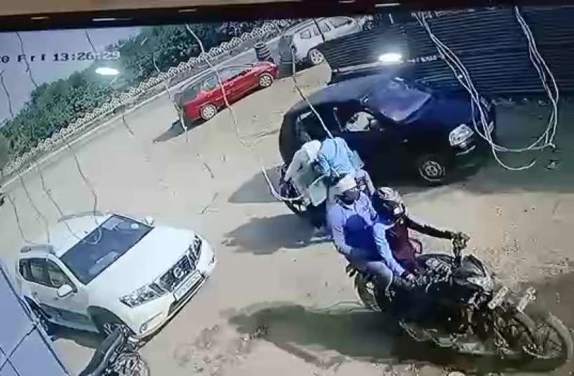 j.jpg Jeweller से हथियार के बल पर दिनदहाड़े ढाई लाख की चेन की लूट, तस्वीरें सीसीटीवी में कैद