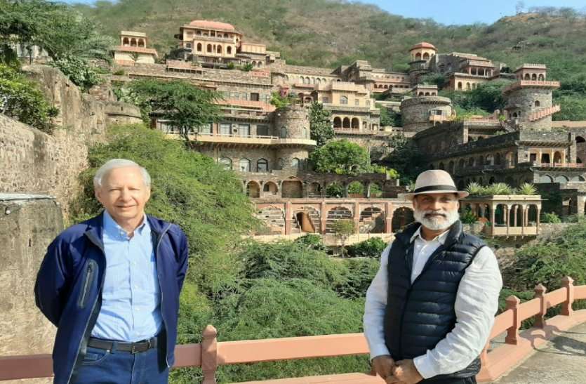US Ambassador to India kenneth juster Visited Neemrana Fort अमरीकी राजदूत निजी यात्रा पर पहुंचे नीमराणा फोर्ट, राजस्थानी भोजन का आनंद लिया, कथक नृत्य भी देखा