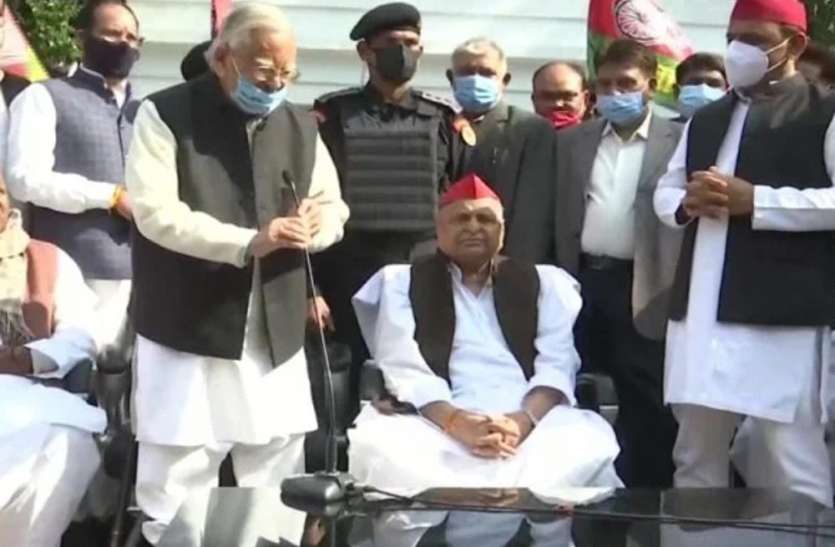 सपा कार्यालय पहुंचकर मुलायम ने सबको चौंका दिया सपा कार्यालय पहुंचकर मुलायम ने सबको चौंका दिया