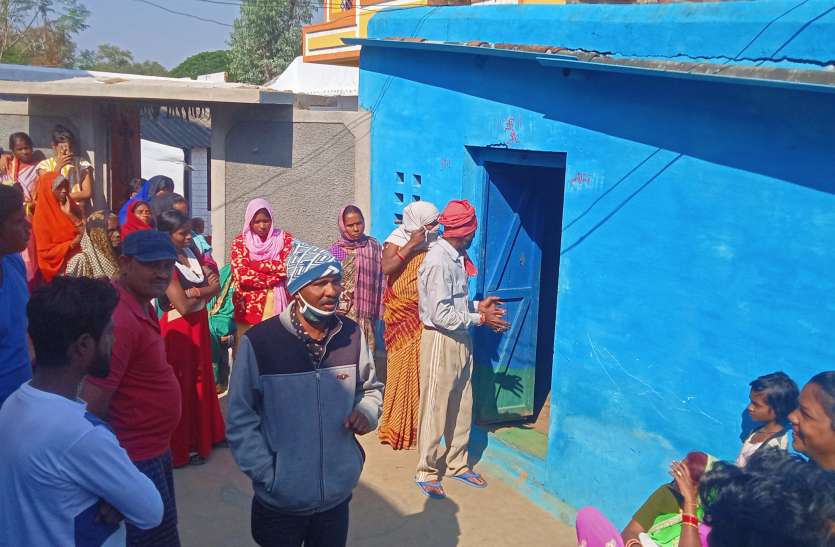 आधी रात टीवी का साउंड बढ़ाकर पति करता रहा दरिंदगी, सुबह पत्नी की लाश देख हो गया फरार, लौटा था जेल से आधी रात टीवी का साउंड बढ़ाकर पति करता रहा दरिंदगी, सुबह पत्नी की लाश देख हो गया फरार, लौटा था जेल से