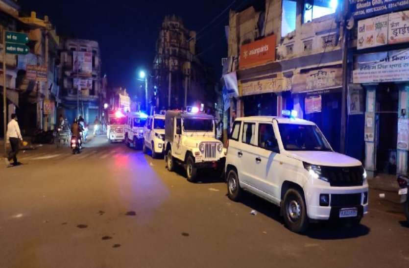 Night Curfew In Rajasthan: Alwar Police Shut Down Market अलवर में नाइट कर्फ्यू, पुलिस की गाड़ी पहुंची तो मची भगदड़, शाम 7 बजे बंद कराए सभी बाजार