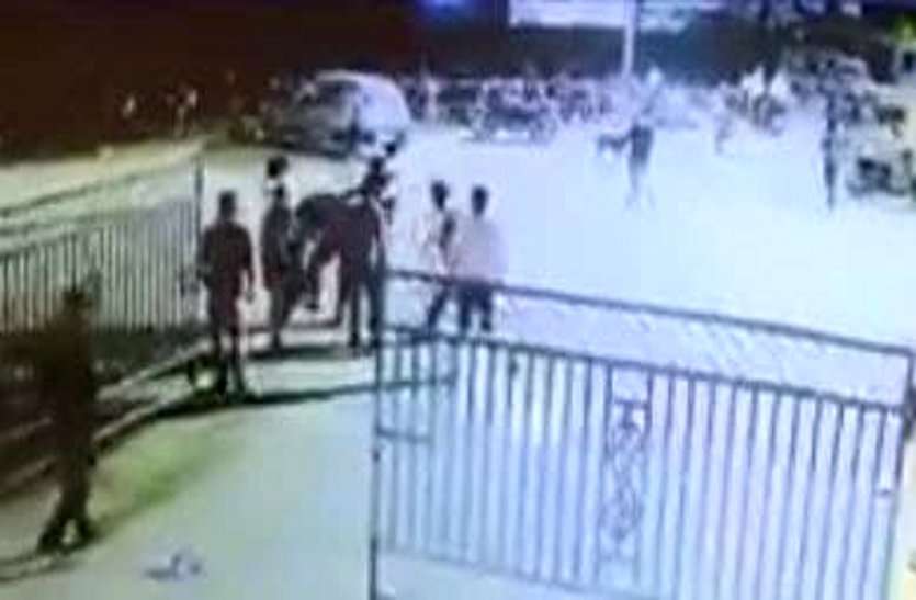 सरकारी डॉक्टर को पीटने वाला NSUI शहर अध्यक्ष पुलिस गिरफ्त से बाहर, उल्टा काउंटर केस दर्ज कराने नेता पहुंचे CSP के पास सरकारी डॉक्टर को पीटने वाला NSUI शहर अध्यक्ष पुलिस गिरफ्त से बाहर, उल्टा काउंटर केस दर्ज कराने नेता पहुंचे CSP के पास
