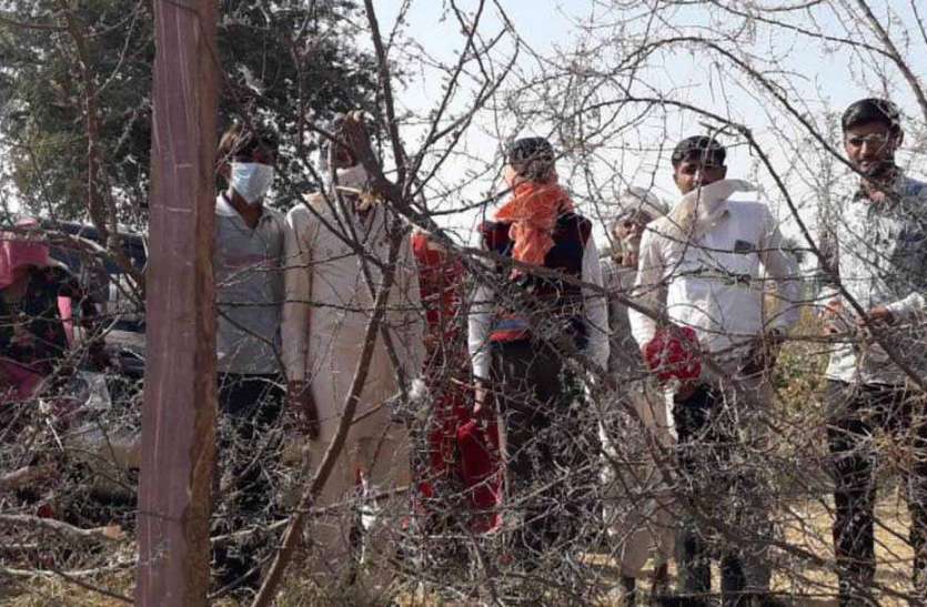 आधा दर्जन ढाणियों का कटाणी रास्ता बंद, ग्रामीणों का प्रदर्शन आधा दर्जन ढाणियों का कटाणी रास्ता बंद, ग्रामीणों का प्रदर्शन