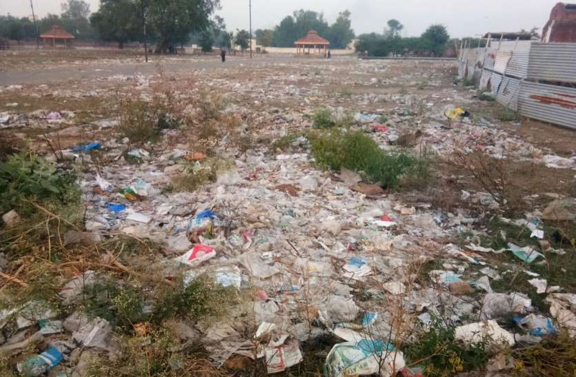 500 रुपए प्रति दुकानदार से लेने के बाद भी नहीं हुई मेले में सफाई 500 रुपए प्रति दुकानदार से लेने के बाद भी नहीं हुई मेले में सफाई