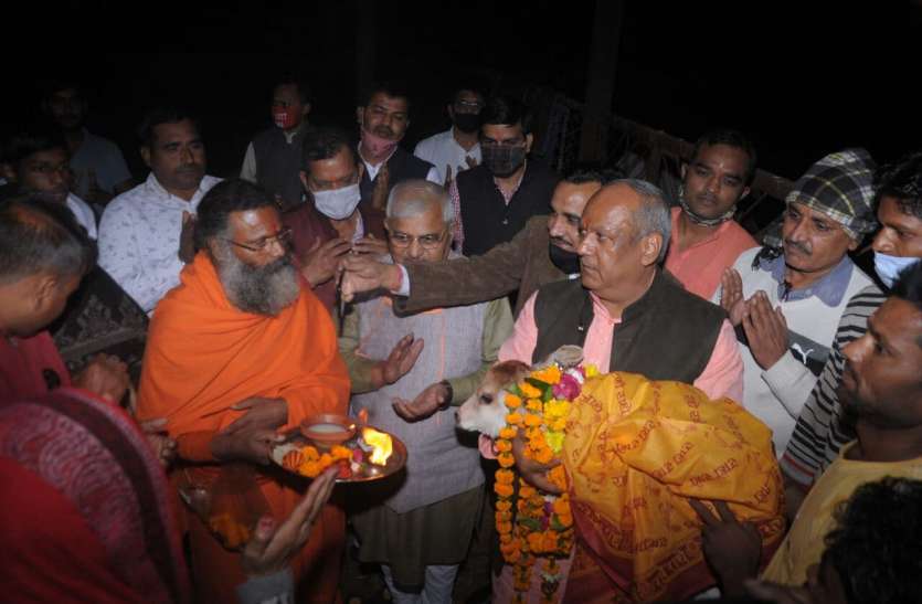 गोपाष्टमी पर गौ माता को लगाया गुड़-बाजरा का भोग गोपाष्टमी पर गौ माता को लगाया गुड़-बाजरा का भोग