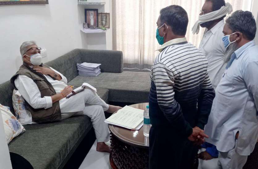 प्रदेश पर्यवेक्षक ने ली कांग्रेस प्रत्याशियों की टोह प्रदेश पर्यवेक्षक ने ली कांग्रेस प्रत्याशियों की टोह