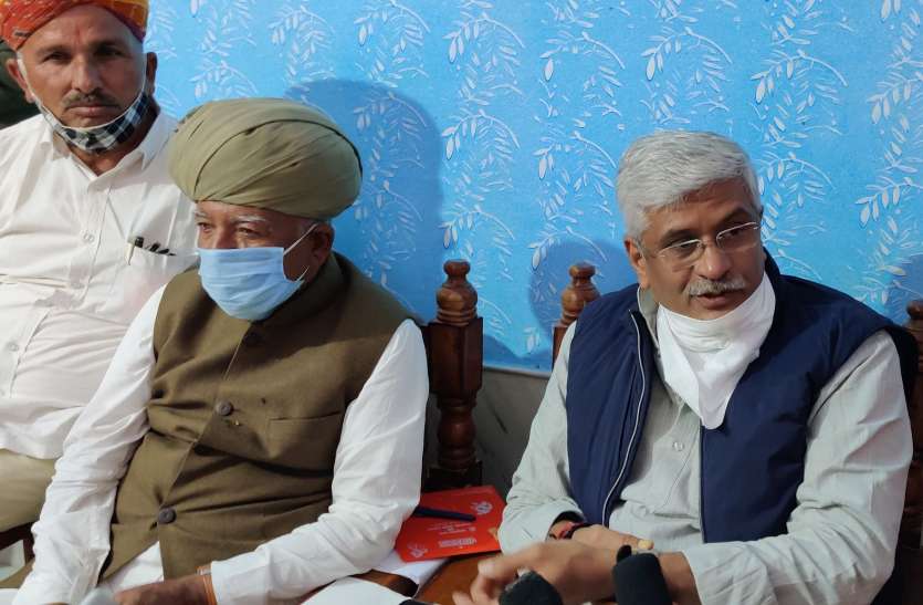 शिकंजे में फंसाकर पहला नाम बदलने के लिए मजबूर करते है, क्यों : शेखावत शिकंजे में फंसाकर पहला नाम बदलने के लिए मजबूर करते है, क्यों : शेखावत