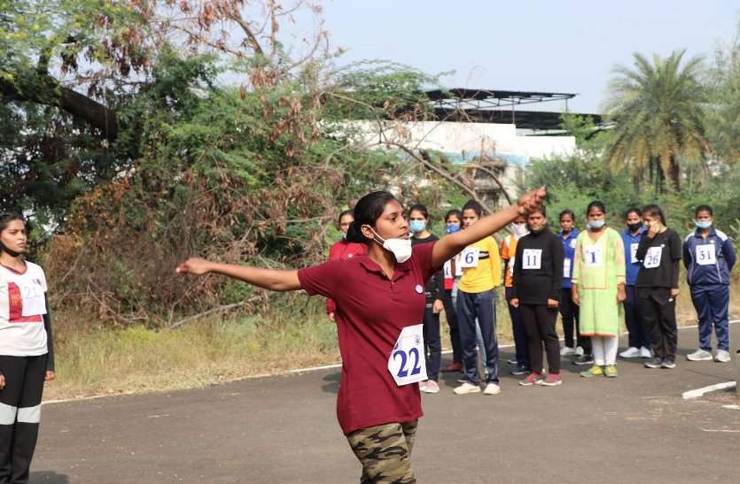 वहीं इस दौरान हर एक को अलग से परेड कराने के अलावा उन्हें परेड से जुड़ी टिप्स भी दी गईं।