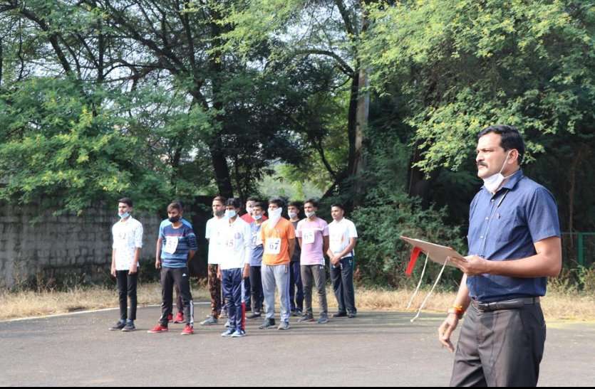 द्वितीय परेड विशेषज्ञ और संपूर्ण गतिविधियों का संयोजन राहुल सिंह परिहार, कार्यक्रम अधिकारी, ओपन यूनिट, बरकतउल्ला विश्वविद्यालय द्वारा की गई। यहां बाल अधिकार दिवस के अंतर्गत बाल अधिकार शपथ भी दिलाई गई।