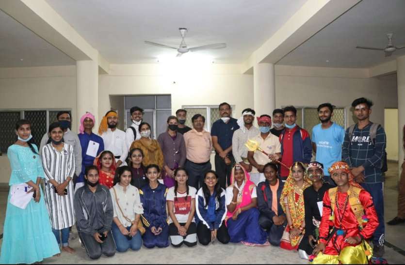 इस कार्यक्रम में मुख्य अतिथि के रुप में क्षेत्रीय निदेशक , राष्ट्रीय सेवा योजना कबीर शाह परेड विशेषज्ञ के रूप में लेफ्टिनेंट सरिता कुशवाहा, संस्कृतिक विशेषज्ञ निहारिका परमार, आर्ट प्राध्यापक, आनंद वि