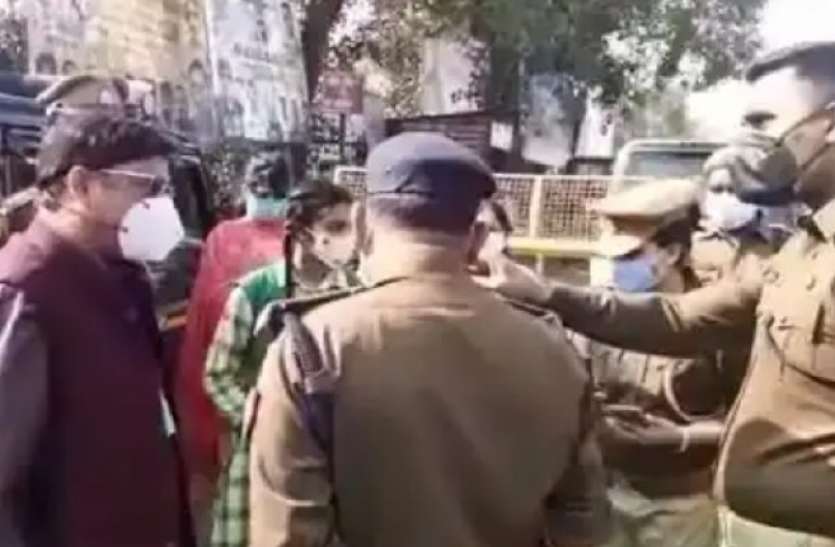 rampur_police.jpg एक दिन की थानेदार बेटी के चालान काटने पर हंगामा करने वाले सपा नेता काे एसपी ने किया गिरफ्तार