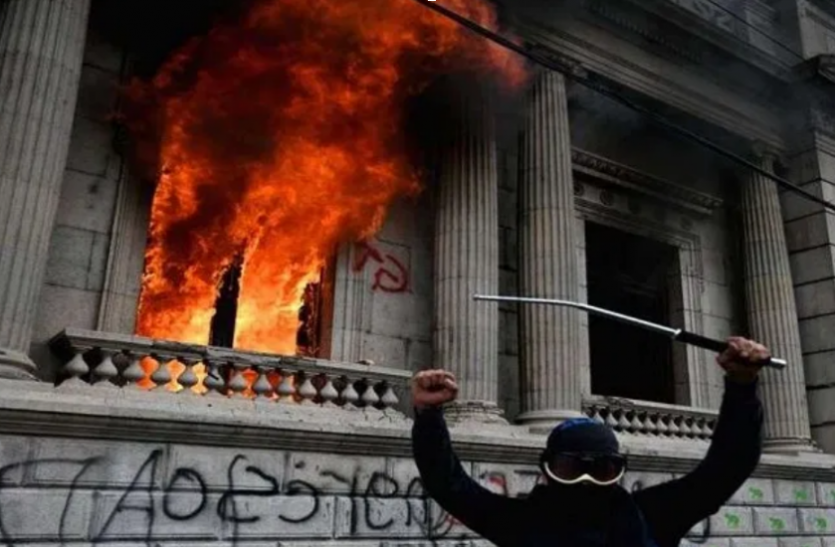 Guatemala Massive Protest Guatemala: 2021 के बजट में कटौती का भारी विरोध, प्रदर्शनकारियों ने संसद भवन में लगाई आग