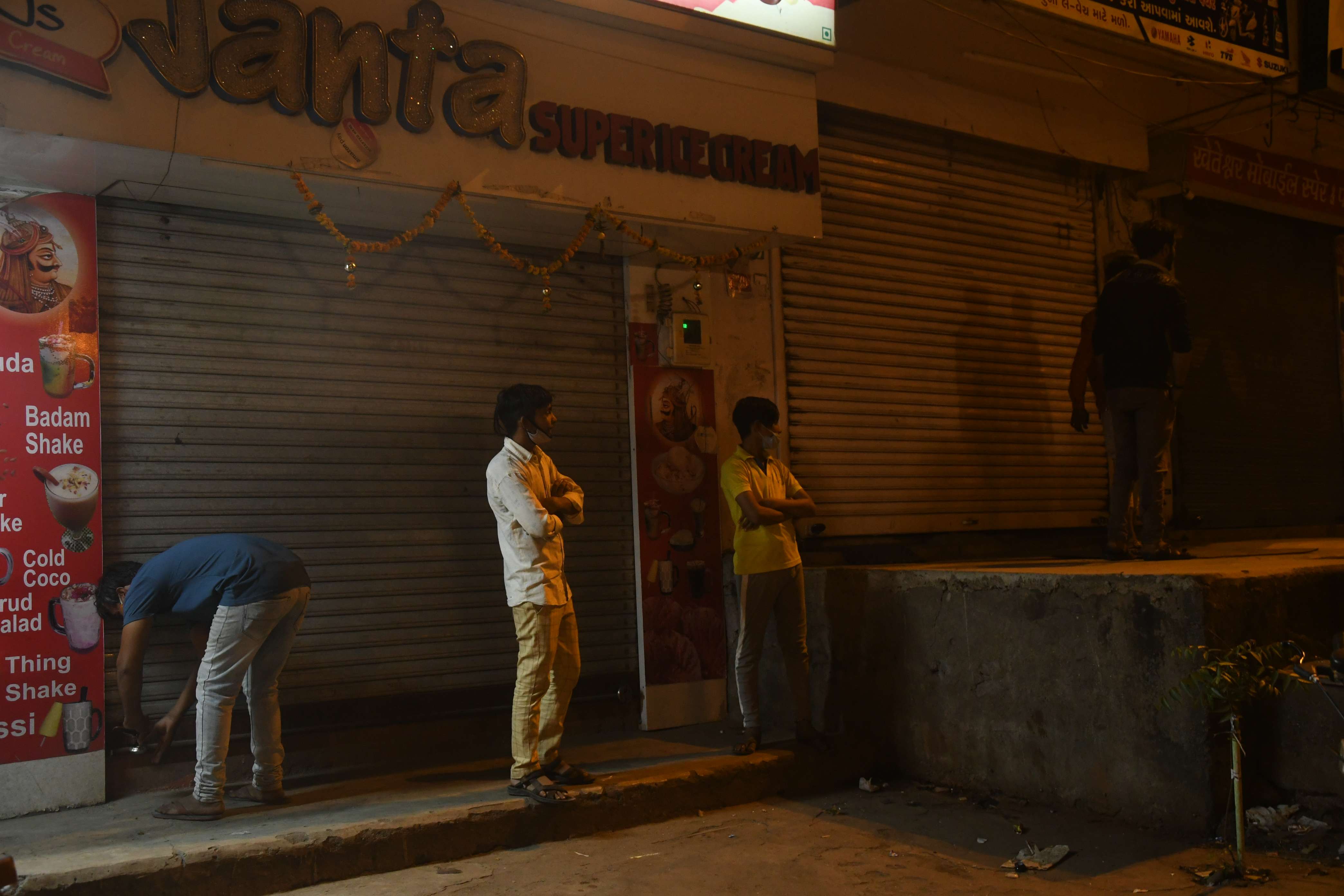 KNIGHT CURFEW IN SURAT : पहले दिन कहीं सख्ती तो कहीं नरमी