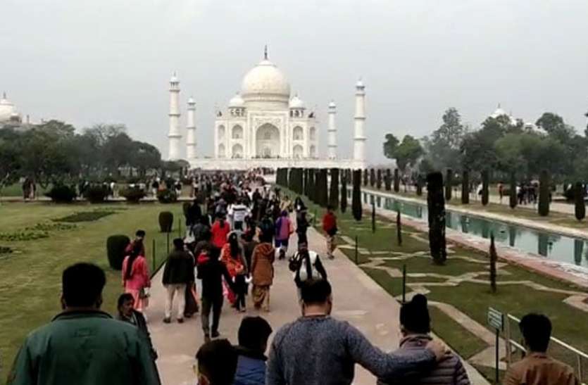 taj-mahal-tourists.jpg ताजमहल में उड़ाई जा रहीं कोरोना महामारी एक्ट की धज्जियां, फिर हो सकता है बंद