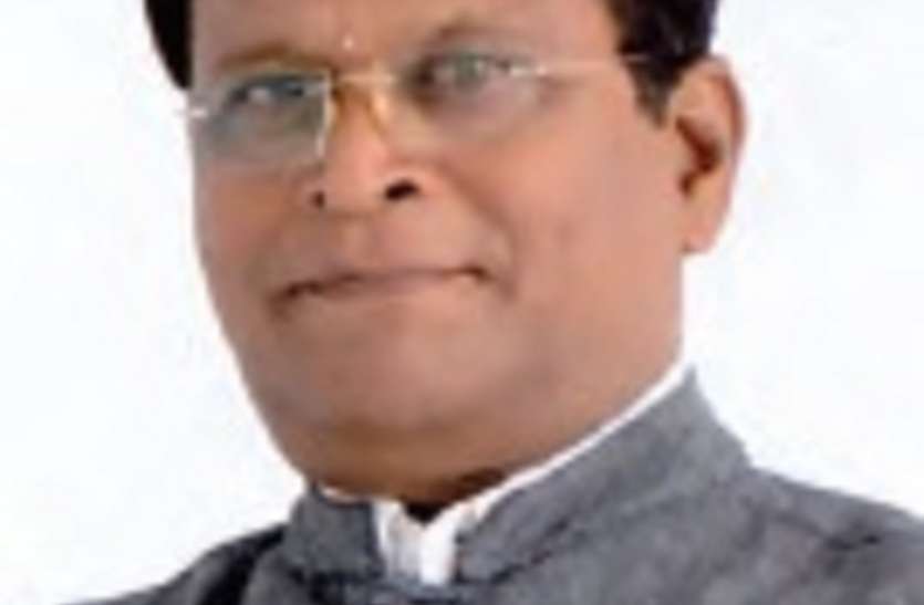कोरोना वॉरियर बनकर पार्षद कर रहे लोगों की मदद कोरोना वॉरियर बनकर पार्षद कर रहे लोगों की मदद