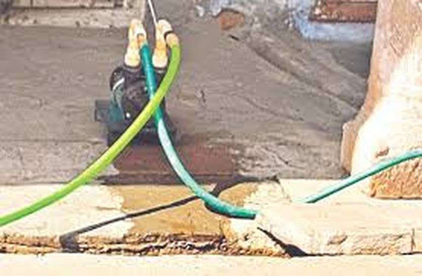 Power reduction: मोटर लगाकर खींचते पानी Power reduction: मोटर लगाकर खींचते पानी