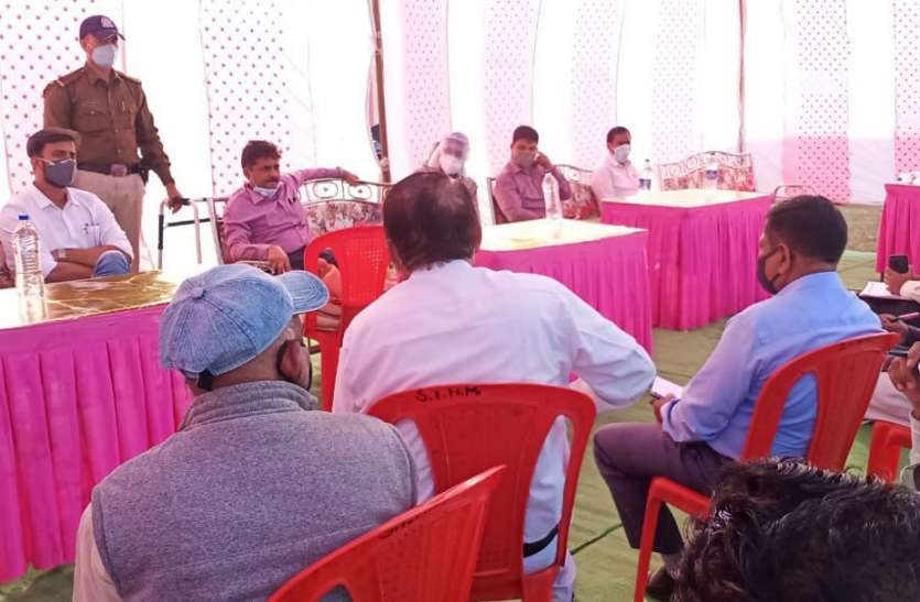 The collector saw preparations for CM's visit after reaching Dagdaua डगडौआ पहुंचकर कलेक्टर ने देखी सीएम के भ्रमण की तैयारी
