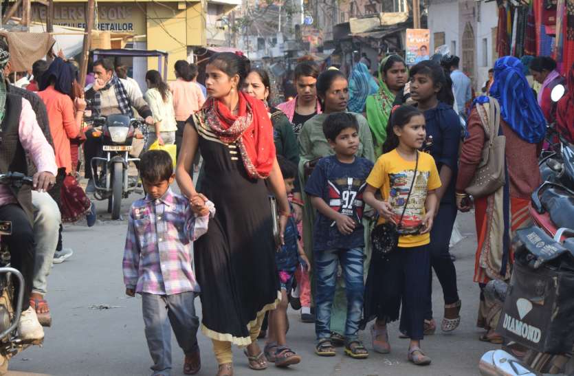 Crowd in markets, mute spectators, administration increases risk of infection बाजारों में उमड़ रही भीड़, मूक दर्शक बना प्रशासन बढ़ रहा संक्रमण का खतरा