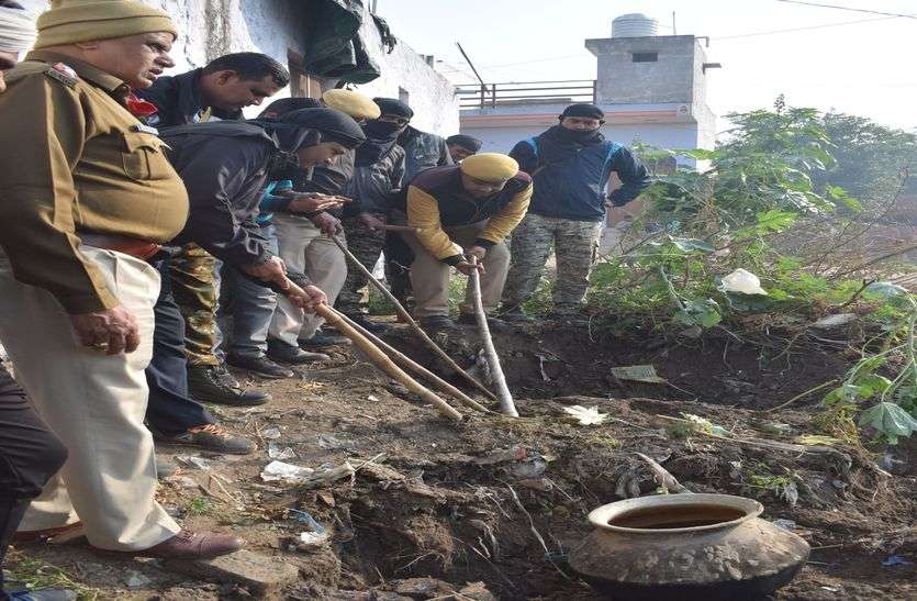 Police crackdown on illegal liquor, 10 thousand liter washes and 100 kilns destroyed पुलिस की अवैध हड़कड शराब के खिलाफ कार्यवाही, 10 हजार लीटर वाश तथा 100 भट्टियां की नष्ट