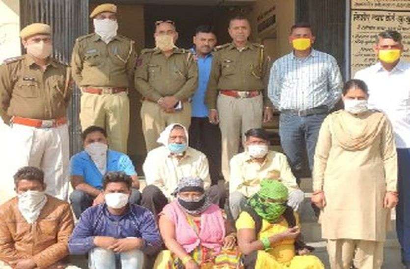 रात के अंधेरे में डकैती की बना रहे थे योजना, पुलिस ने यूपी की दो महिलाओं सहित सात आरोपी धर-दबोचे रात के अंधेरे में डकैती की बना रहे थे योजना, पुलिस ने यूपी की दो महिलाओं सहित सात आरोपी धर-दबोचे