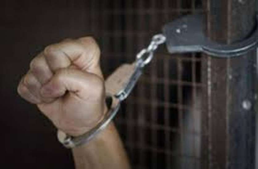 ARRESTED : कार सवार तीन युवकों को महिधरपुरा पुलिस ने पकड़ा ARRESTED : कार सवार तीन युवकों को महिधरपुरा पुलिस ने पकड़ा