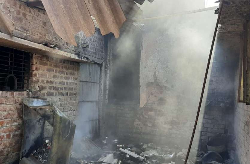 Gas cylinder blast खाना बनाते समय गैस सिलेंडर में हुआ ब्लास्ट, पति-पत्नी और बेटा झुलसे