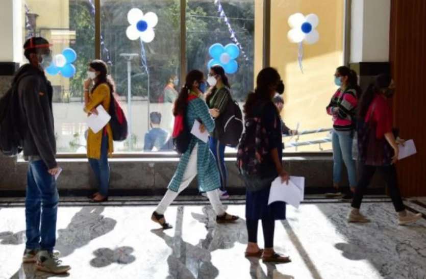 यूपी में आज से खुलें कॉलेज-विश्वविद्यालय, कोरोना डर मिश्रित खुशी संग कक्षाओं में पहुंचे छ़ात्र-छ़ात्राएं यूपी में आज से खुले कॉलेज-विश्वविद्यालय, कोरोना डर मिश्रित खुशी संग कक्षाओं में पहुंचे छ़ात्र-छ़ात्राएं