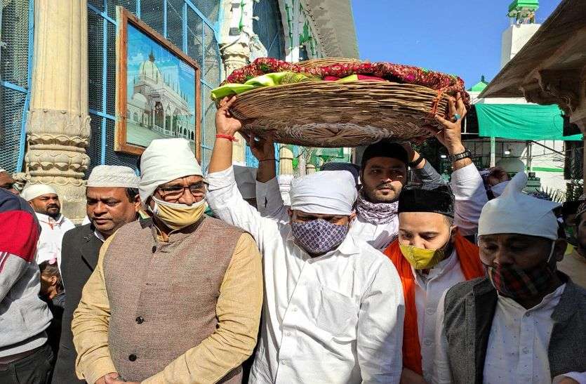 Ajmer Dargah News : रोक के बावजूद हार्दिक ने दरगाह में चढ़ाई चादर! Ajmer Dargah News : रोक के बावजूद हार्दिक ने दरगाह में चढ़ाई चादर!