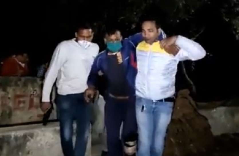 noida_encounter.jpg नोएडा में पुलिस और बदमाशों के बीच मुठभेड़ दो को गोली लगी तीन फरार, देखें वीडियो