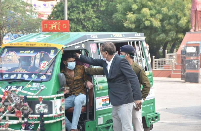 SDM anil banwari threw water on Hand cart in gwalior गरीब रेहड़ी वाले पर पानी फेंका, युवक को बाल पकड़कर घसीटा, वीडियो में देखिए कैसा है ये बड़ा अफसर