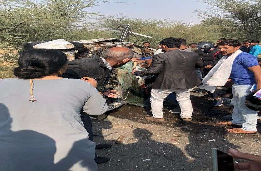 यात्री बस से कार टकराई : निकाह के तीन दिन बाद बीवी को लेने जा रहे शोहर की मौत, दस जने अन्य घायल यात्री बस से कार टकराई : निकाह के तीन दिन बाद बीवी को लेने जा रहे शोहर की मौत, दस जने अन्य घायल