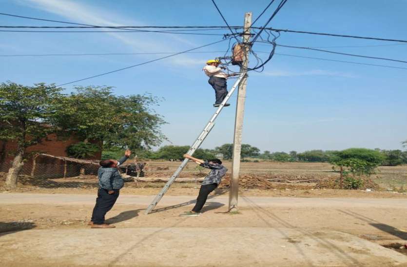 Electricity company hardened to recover टीकमगढ़ में 47 कनेक्शन काटे तो जतारा में 24 ट्रांसफार्मर किए बंद