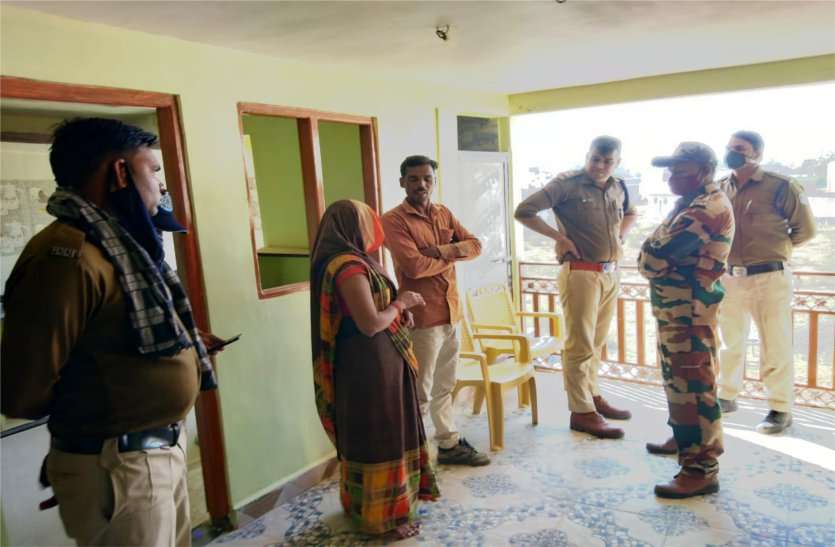 After showing Kattanuma weapon, he entered the house in broad day and robbed the woman हथियार दिखाकर दिनदहाड़े घर में घुसकर महिला से लूट